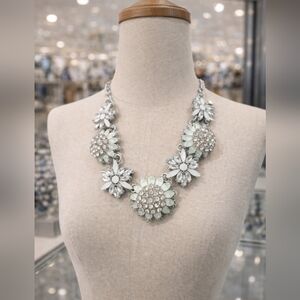 Silver faux opel crystal 🌼 flower necklace.